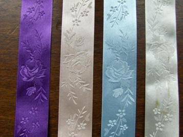 Ruban satiné avec fleurs (lot de 32m) beschikbaar voor biedingen