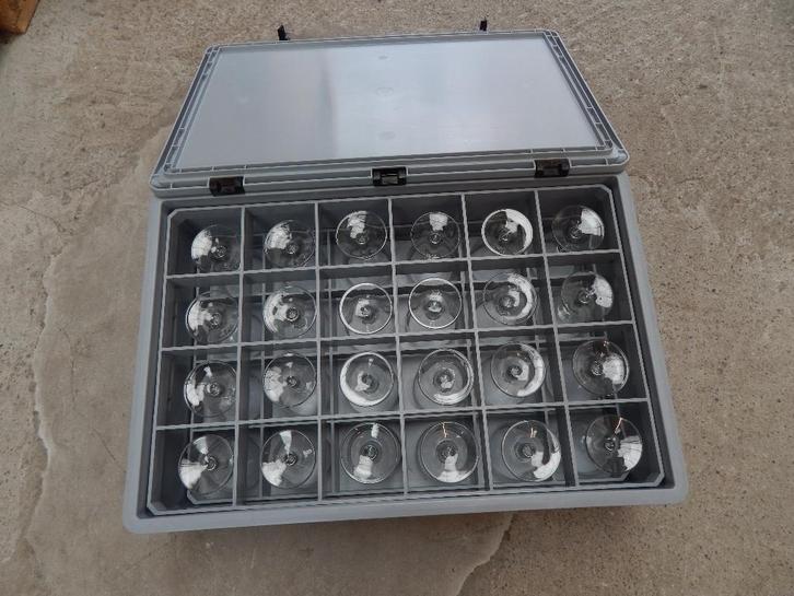 wijnglazen in bak, Huis en Inrichting, Keuken | Servies, Gebruikt, Glas of Glazen, Effen, Glas, Ophalen