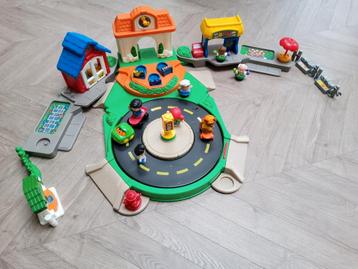 FISHER-PRICE dorp met autobaan beschikbaar voor biedingen