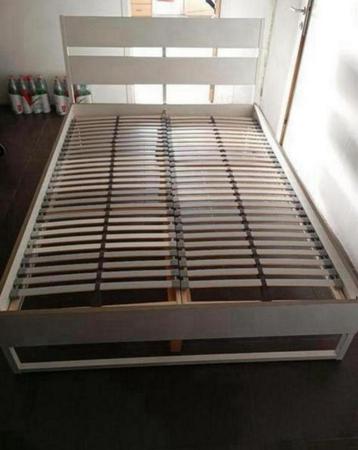 Prachtig wit houten bed met boxsprings en 140/200 matras beschikbaar voor biedingen