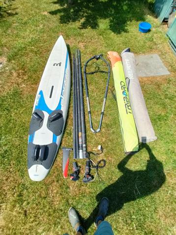 Mistral volledig windsurf+ 2 zeilen, Watersport en Boten, Windsurfen, Ophalen, 250 tot 300 cm, Met vin(nen), Plank
