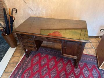 Antiek Bureau met Glazen Beschermplaat beschikbaar voor biedingen
