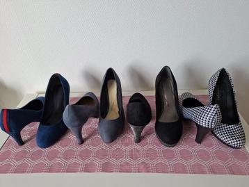 Verscheidene Hoge Hak schoenen beschikbaar voor biedingen