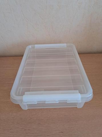 Boîte de rangement en plastique avec couvercle  beschikbaar voor biedingen