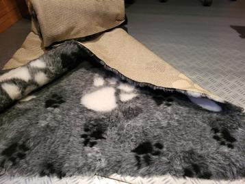 Vetbed met antislip voor hond maat 150-150 cm beschikbaar voor biedingen