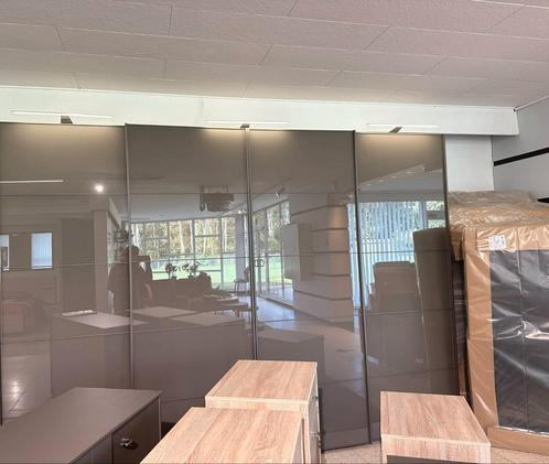 Spiksplinternieuwe grote kleerkast, Huis en Inrichting, Kasten | Kleerkasten, Nieuw, Ophalen