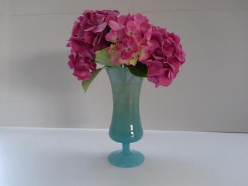 Blauw opalinevaasje.  Hoogte: 18 cm beschikbaar voor biedingen