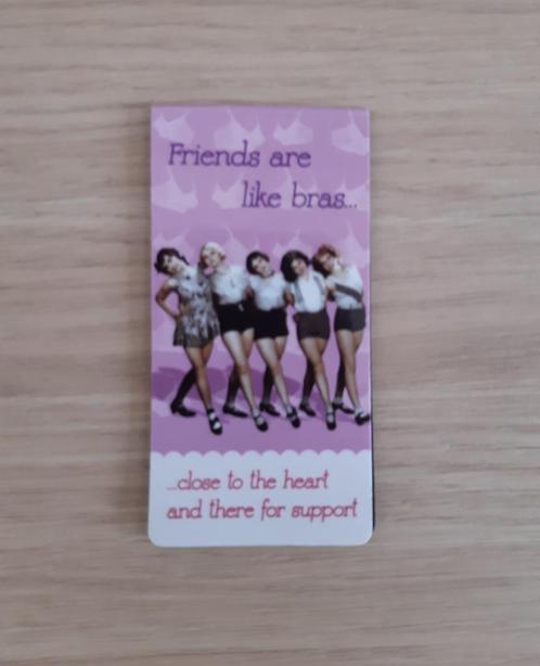 Grappige magneet / bladwijzer 'Friends are like bras', Boeken, Romans, Nieuw, Ophalen of Verzenden