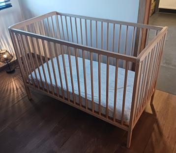 Baby bed met toebehoren beschikbaar voor biedingen