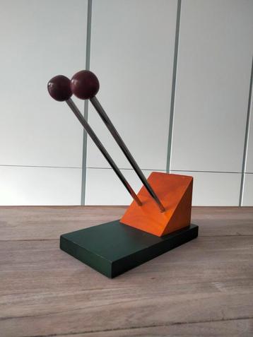 1980s 90s Postmodern vintage design object briefhouder beschikbaar voor biedingen