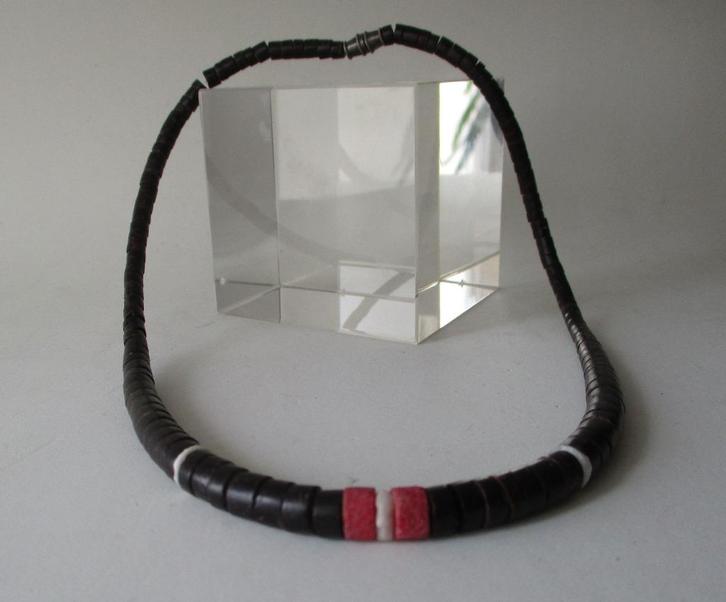 Kett. KT17: Mooie Zwarte Schelp ketting-41½cm. met -Rood-wit, Handtassen en Accessoires, Kettingen, Nieuw, Steen of Mineraal, Zwart