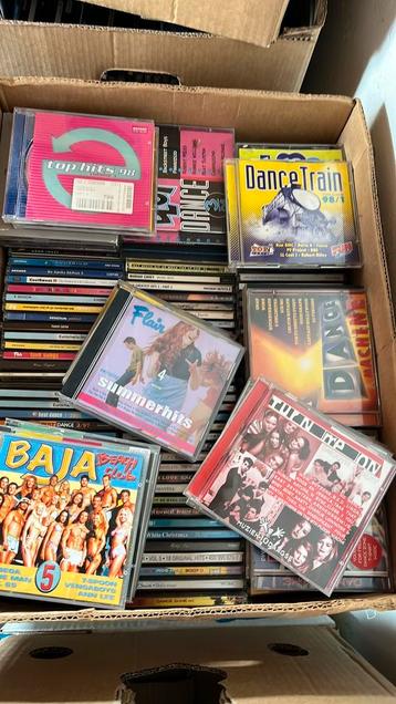 Volle doos pop cd’s beschikbaar voor biedingen