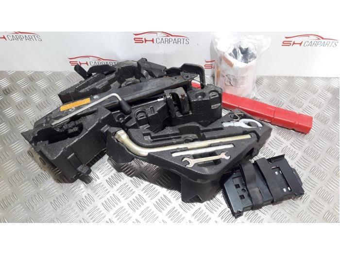 Gereedschap Set van een Porsche Cayenne, Auto-onderdelen, Overige Auto-onderdelen, Porsche, Gebruikt, 3 maanden garantie, Ophalen of Verzenden