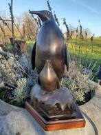 BRONS GESIGNEERD OP EEN SOKKEL (de pinguïn en zijn welp)., Antiek en Kunst, Ophalen of Verzenden, Brons