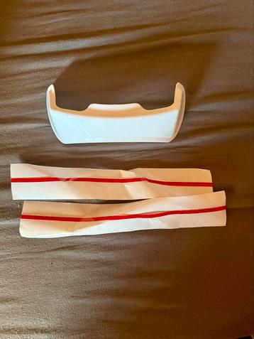 Te koop: 2x witte Arai spoiler – ook passend op Zamp helmen beschikbaar voor biedingen
