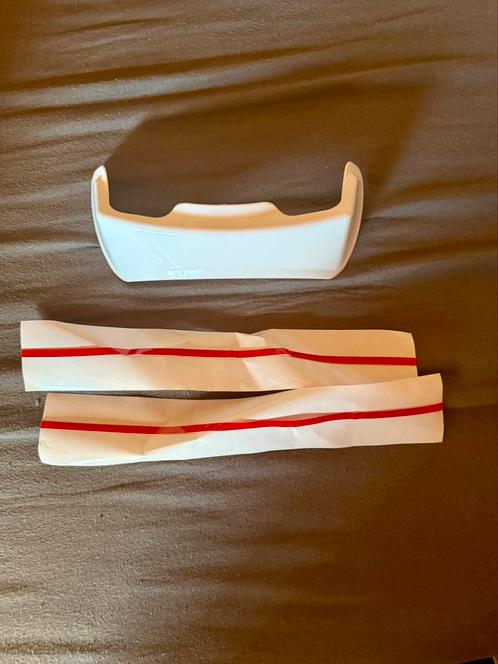 Te koop: 2x witte Arai spoiler – ook passend op Zamp helmen, Sport en Fitness, Karting, Nieuw, Ophalen of Verzenden
