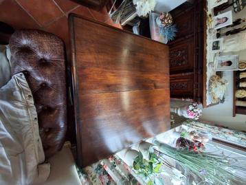 Antieke tafel met 4 stoelen beschikbaar voor biedingen