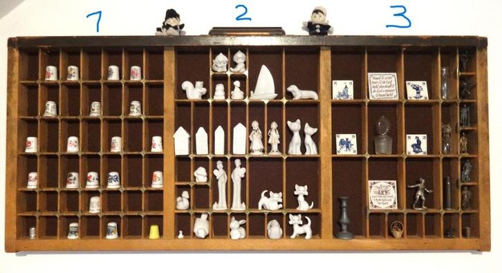 Letterbak miniatuurtjes, vingerhoeden, porseleinen figuurtje, Verzamelen, Poppetjes en Figuurtjes, Zo goed als nieuw, Ophalen of Verzenden