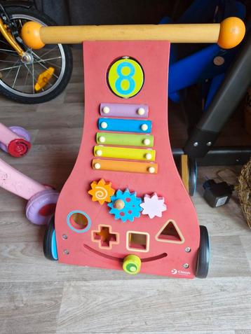 Houten loopwagentje beschikbaar voor biedingen