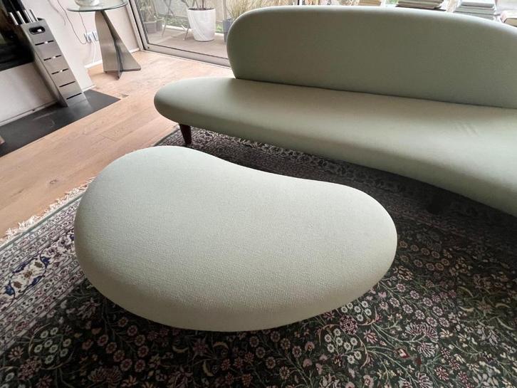 Noguchi Freeform Sofa with Ottoman, Huis en Inrichting, Zetels | Zetels, Zo goed als nieuw, Rechte bank, Driepersoons, 250 tot 300 cm