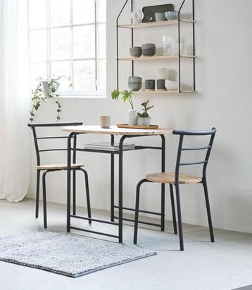 Eettafeltje plus stoelen beschikbaar voor biedingen