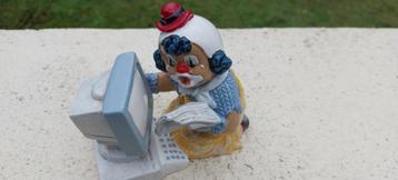 Clown, zittend voor computer – H 14 cm beschikbaar voor biedingen