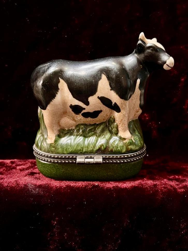 Prachtig porseleinen pillendoosje koe 8 cm x 8 cm, Antiquités & Art, Antiquités | Porcelaine, Enlèvement ou Envoi