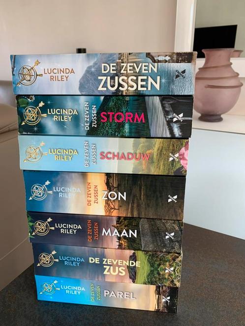 Lucinda Riley - De zeven zus !  Perfecte staat, Boeken, Literatuur, Zo goed als nieuw, Ophalen of Verzenden