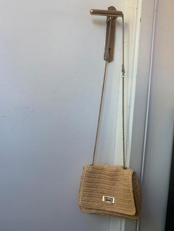 Beige rieten schoudertasje met goudkleurige ketting beschikbaar voor biedingen