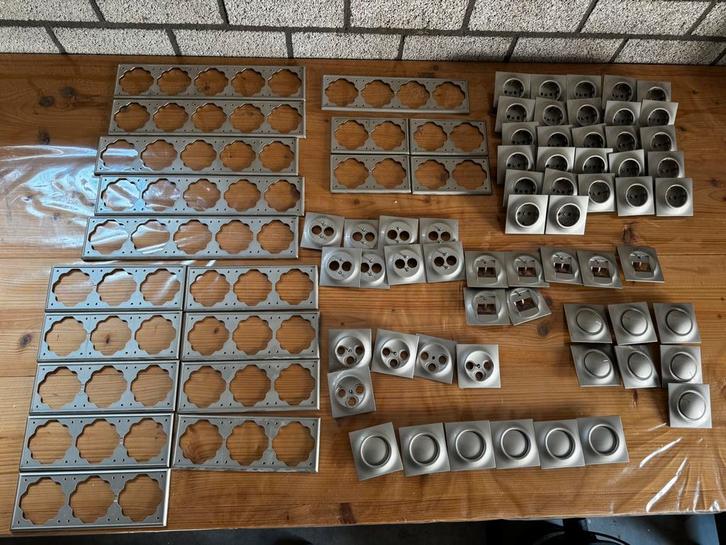ABB Busch Jaeger Impuls afdek/raamset zilver/alu kleur, Doe-het-zelf en Bouw, Elektriciteit en Kabels, Gebruikt, Overige typen