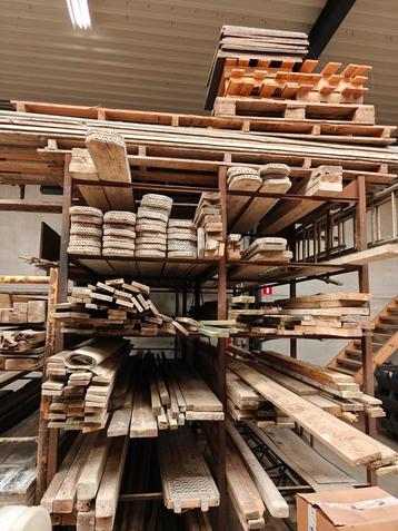 2 grote rekken vol hout beschikbaar voor biedingen
