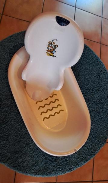 Baignoire bébé plus son assise disponible aux enchères