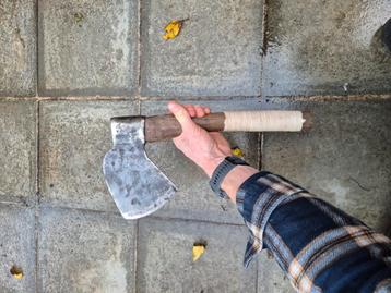 Bijl beschikbaar voor biedingen