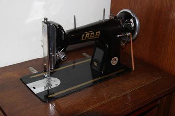 Naaimachine met tafel - merk LADA, Antiek en Kunst, Antiek | Naaimachines, Ophalen