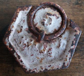 Diverse 1 - Oud zeshoekig gietijzeren gewicht - 5 kg beschikbaar voor biedingen