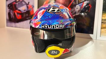 Helm waarmee Neuville wereldkampioen werd in Japan beschikbaar voor biedingen