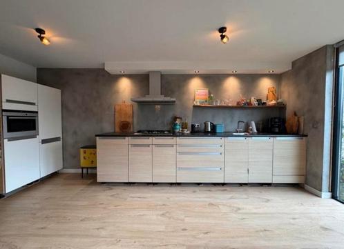 DESIGN KEUKEN MET KASTENWAND, Huis en Inrichting, Keuken | Complete keukens, Zo goed als nieuw, Hoekkeuken, Crème, Kunststof, Ophalen of Verzenden