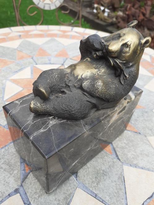 Gesigneerd dierbrons (de panda proeft een takje ba), Antiek en Kunst, Antiek | Brons en Koper, Brons, Ophalen of Verzenden