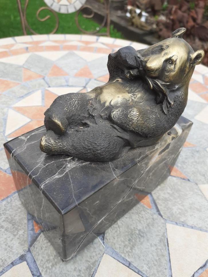 Gesigneerd dierbrons (de panda proeft een takje ba), Antiek en Kunst, Antiek | Brons en Koper, Brons, Ophalen of Verzenden
