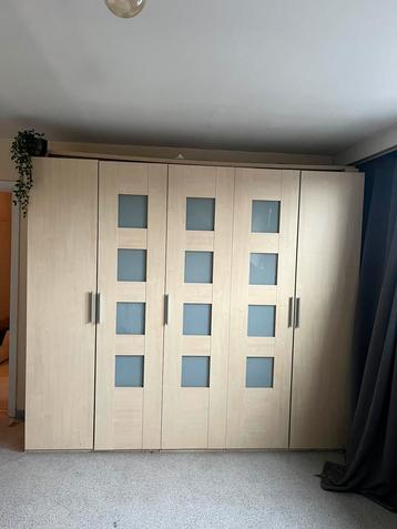 Kleerkast + Nachtkastjes / Zo goed als nieuw beschikbaar voor biedingen