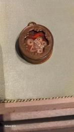 Antieke religieuse relikwie  in medallion., Antiek en Kunst, Ophalen of Verzenden