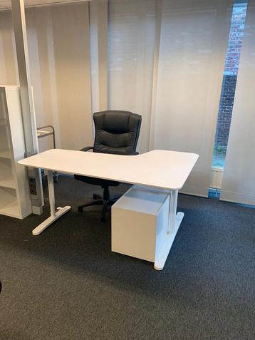 Bureau, links voorzien van hoek. In uitmuntende staat. beschikbaar voor biedingen