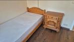 Lit avec sa table de chevet et matelas en très bon état., Huis en Inrichting, Slaapkamer | Complete slaapkamers, Ophalen, Zo goed als nieuw