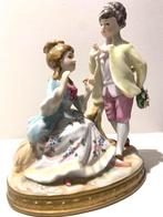 Charmant couple en porcelaine signé V D, Enlèvement ou Envoi