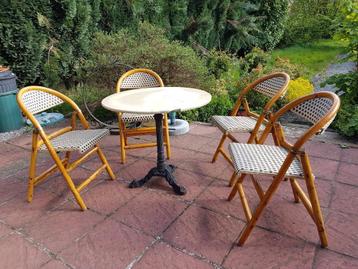 Terrastafels in de taverne beschikbaar voor biedingen