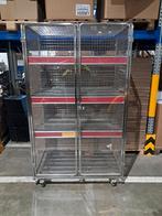 Meubles métalliques sur roulettes. Porte en plexi