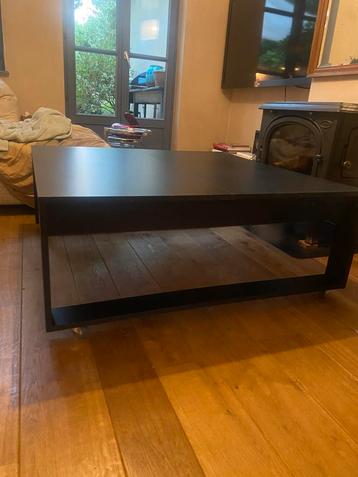 Mooie zwarte salontafel op wieltjes. beschikbaar voor biedingen