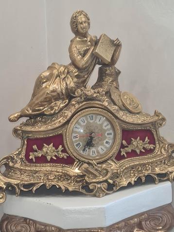 Horloge en bronze de style ancien beschikbaar voor biedingen