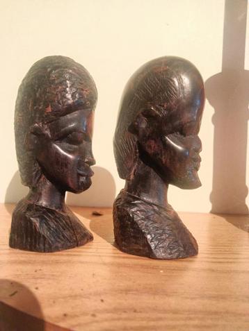 Twee bustes in afrikaanse stijl beschikbaar voor biedingen