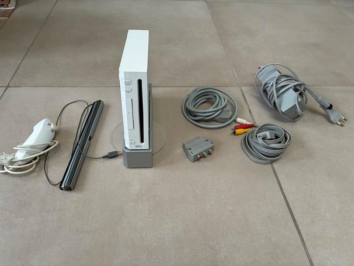 Nintendo wii + 2 spelletjes, Games en Spelcomputers, Spelcomputers | Nintendo Wii, Gebruikt, Zonder controller, Met games, Ophalen
